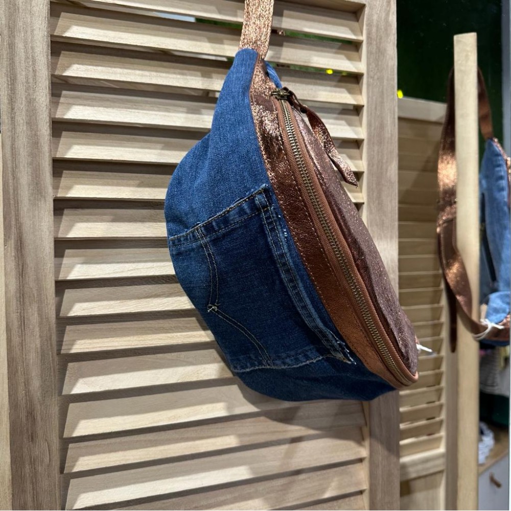 Sac banane bi-matière en coton et cuir bleu style jeans